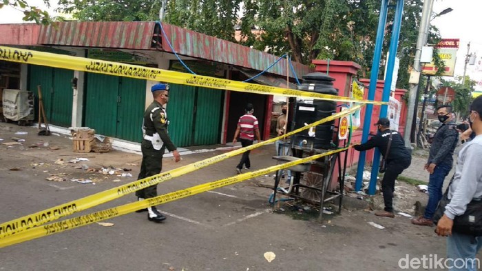 Penutupan Pasar Karangayu Semarang usai pedagangnya positif Corona, Minggu (7/6/2020) sore