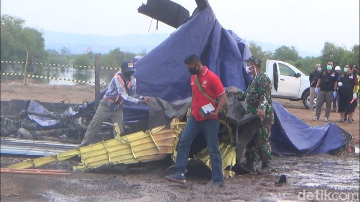 Petugas mengambil black box helikopter TNI AD yang jatuh di Kendal