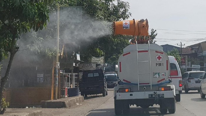 PMI Maros semprotkan disinfektan/M Bakrie