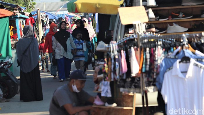 Sejumlah PKL tampak menggelar lapak di pasar kaget yang berada di kawasan Majalaya, Bandung. Beragam produk dijajakan oleh para pedagang di sana.