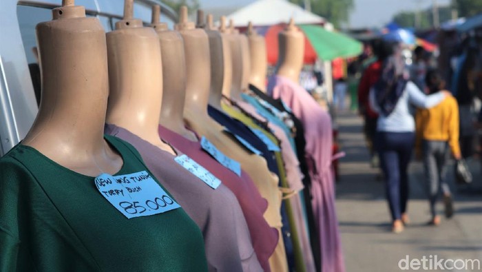Sejumlah PKL tampak menggelar lapak di pasar kaget yang berada di kawasan Majalaya, Bandung. Beragam produk dijajakan oleh para pedagang di sana.