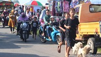 Biasanya, para PKL di jalan ini berjualan dari pagi hingga siang hari atau dari Pukul 05.30-12.00 WIB.