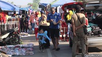 Rata-rata pengunjung yang datang ke pasar kaget ini merupakan warga yang datang  untuk berolahraga atau untuk membeli berbagai produk untuk memenuhi kebutuhan pangan. 