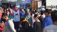 Sejumlah warga tampak beraktivitas di pasar kaget yang berada di Jalan Anyar Majalaya, Kabupaten Bandung, Jawa Barat, Minggu (7/6/2020). 