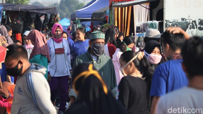 Sejumlah PKL tampak menggelar lapak di pasar kaget yang berada di kawasan Majalaya, Bandung. Beragam produk dijajakan oleh para pedagang di sana.