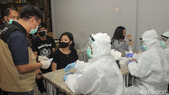 Rapid Test Massal di Cafe Blitar