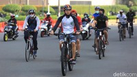 Dilihat detikcom pada Keputusan Kepala Dinas Perhubungan Provinsi DKI Jakarta Nomor 105 Nomor 2020 tentang Pengendalian Sektor Transportasi untuk Pencegahan COVID-19 pada Masa Transisi Menuju Masyarakat Sehat, Aman, dan Produktif, Sabtu (6/6/2020), warga diutamakan untuk berjalan kaki serta bersepeda saat melakukan mobilitas di ibu kota.