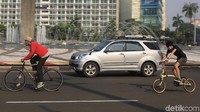 Pemprov DKI Jakarta mewajibkan perkantoran dan pusat perbelanjaan menyediakan parkir khusus sepeda. 
