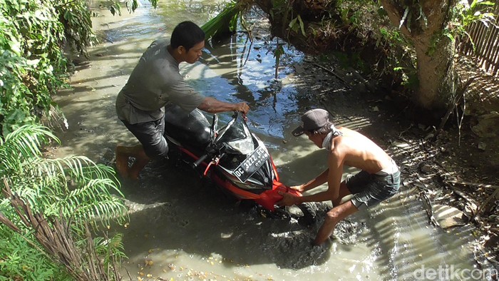 Sepeda motor korban kecelakaan di Polman. (Abdy Febriady/detikcom)