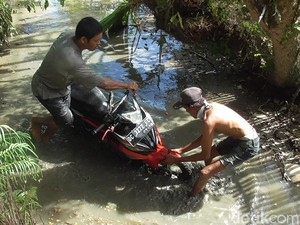 Akibat Kecelakaan Saat Boncengan dengan Suami dan Anak, 1 Perempuan Tewas