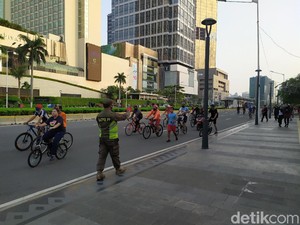 Potret Warga Padati Bundaran HI, Berolahraga di Masa Transisi PSBB Corona
