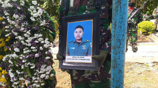 Suasana pemakaman Lettu Wisnu korban helikopter jatuh di Kendal