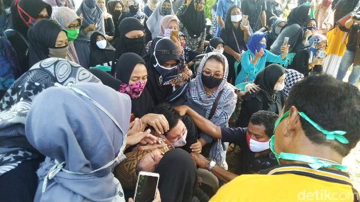 Suasana pemakaman Lettu Wisnu korban helikopter jatuh di Kendal
