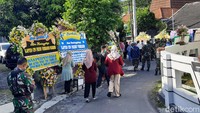 Tampak sejumlah karangan bunga turut menghiasi jalan menuju kediaman almarhum. Selain itu, sejumlah personel TNI yang juga melayat di rumah duka. Rencananya, jenazah akan dimakamkan di Makam Kolombo siang ini.