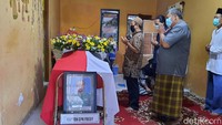 Sebelumnya, satu helikopter MI-17 milik TNI AD jatuh di kawasan industri di Kabupaten Kendal, Jawa Tengah, Sabtu (7/6) siang. Kepala Dinas Penerangan TNI AD Brigjen Nefra Firdaus mengungkap, helikopter jatuh lalu terbakar. 