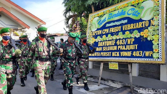 Suasana Rumah Duka Korban Helikopter TNI AD yang Jatuh di Kendal Sejumlah pelayat berdatangan ke rumah duka salah satu korban helikopter TNI AD yang jatuh di Kendal. Karangan bunga juga hiasi jalan menuju kediaman almarhum.