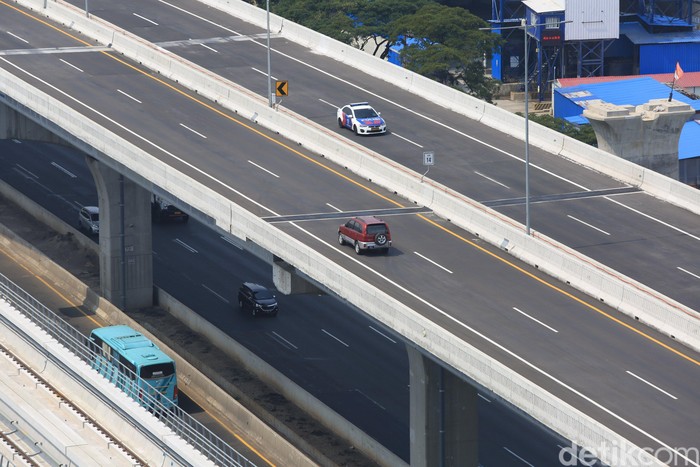 PT Jasa Marga (Persero) Tbk kembali membuka Jalan Tol Jakarta-Cikampek II (elevated). Pembukaan jalan tol itu dilakukan secara bertahap.