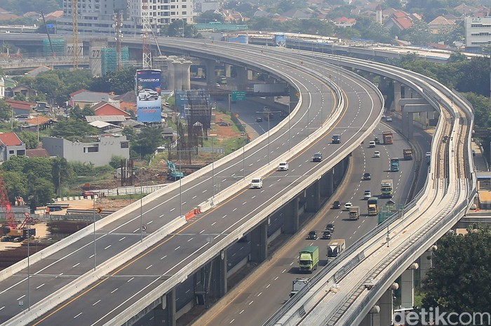PT Jasa Marga (Persero) Tbk kembali membuka Jalan Tol Jakarta-Cikampek II (elevated). Pembukaan jalan tol itu dilakukan secara bertahap.
