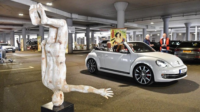 Parkir mobil di Bandara yang berada di Cologne, Jerman, dirombak jadi galeri seni. Disana pengunjung dapat menikmati beragam lukisan dan patung dari dalam mobil