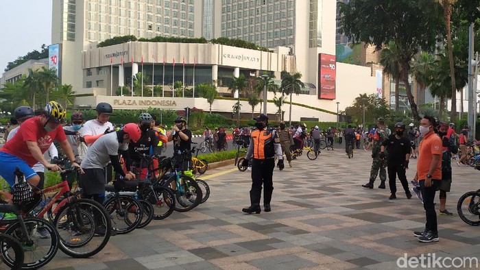 warga memadati area sekitar bundaran HI warga memadati area sekitar bundaran HI