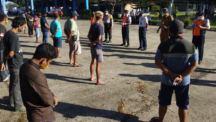 26 sopir lolos dari Gilimanuk jalani rapid test di Badung Bali