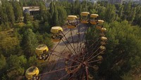 Ledakan reaktor 4 pembangkit listrik Chernobyl pada 26 April 1986 bisa dibilang sebagai tragedi nuklir terburuk sepanjang sejarah. Banyak korban tewas, kota-kota di sekitar Chernobyl terpapar radiasi dan akhirnya ditinggalkan begitu saja oleh penduduknya. Getty Images/Sean Gallup  