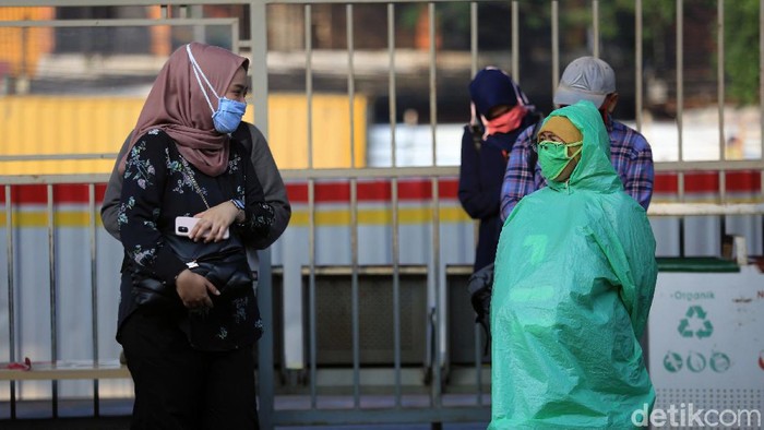 Berbagai cara dilakukan warga agar tidak tertular virus Corona saat beraktivitas di luar atau area publik. Seperti yang dilakukan sejumlah penumpang kereta ini.