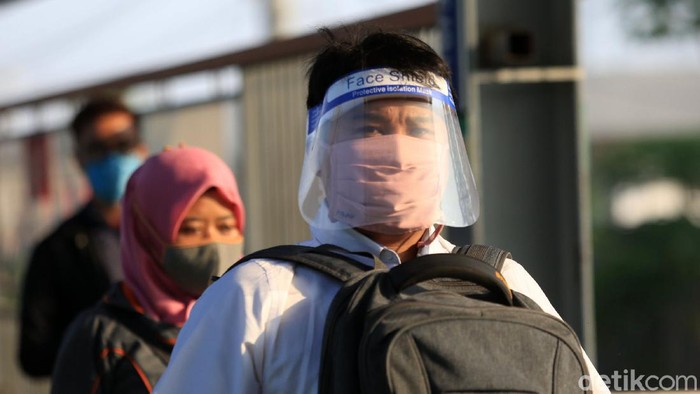 Berbagai cara dilakukan warga agar tidak tertular virus Corona saat beraktivitas di luar atau area publik. Seperti yang dilakukan sejumlah penumpang kereta ini.
