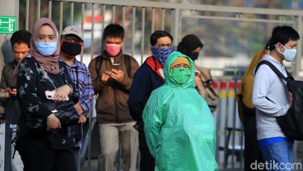 Berbagai cara dilakukan warga agar tidak tertular virus Corona saat beraktivitas di luar atau area publik. Seperti yang dilakukan sejumlah penumpang kereta ini.