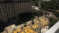 Walikota Washington DC, Muriel Bowser, sengaja memberikan izin pada sekelompk seniman untuk mengecat jalanan terpenting di AS sebagai pengingat untuk Donald Trump. Lokasi di seberang Lafayette Square dan Gedung Putih adalah pilihan yang menarik. AP Photo/Maya Alleruzzo  