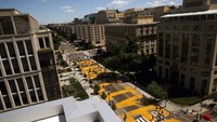 Mural Black Lives Matter dengan huruf kuning cerah membentang di sepanjang 16th Street di bagian utara Lafayette Square dan berakhir di dekat Gereja Episcopal St.John. AP Photo/Maya Alleruzzo  