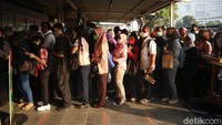 Antrean mengular hingga ke luar stasiun.