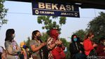 Antrean Penumpang Mengular ke Luar Stasiun Bekasi