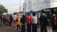 Antrean dilakukan dengan menerapkan physical distancing.