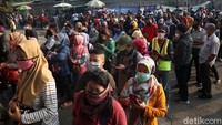 Antrean ini terjadi sejak pagi tadi.