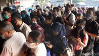 Antrean panjang terjadi karena pihak menerapkan sosial distancing di dalam stasiun dan kereta.