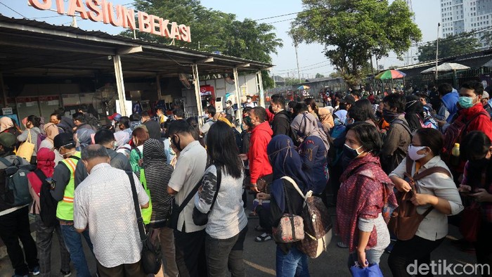 Antrean Penumpang Mengular ke Luar Stasiun Bekasi Hampir semua perkantoran di Jakarta mulai hari ini. Akibatnya penumpukan penumpang terjadi di sejumlah stasiun kereta. Salah satunya di Stasiun Bekasi.