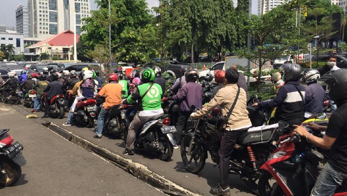 Antrean warga keluar dari Markas Polda Metro