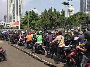 Banyak Warga Bayar Pajak Kendaraan, Antrean Keluar Polda Metro Mengular