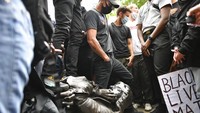 Baru-baru ini para pengunjuk rasa merobohkan sebuah patung pedagang budak Edward Colston selama demonstrasi protes Black Lives Matter di College Green, Bristol, Inggris.  