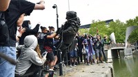 Edward Colston, seorang pedagang budak abad ke-17 yang terkenal adalah anggota Royal African Company, yang mengangkut sekitar 80.000 pria, wanita dan anak-anak dari Afrika ke Amerika.  