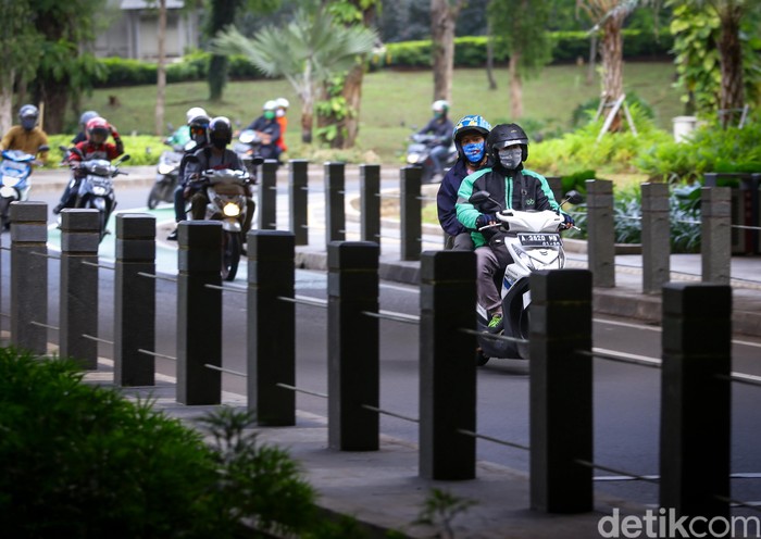 Pemprov DKI Jakarta mengizinkan ojek online kembali mengangkut penumpang. Meski demikian, para driver ojol mengaku masih sedikit waswas tertular Corona.