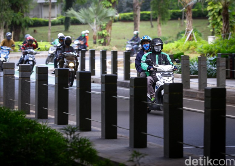 Asyik, Ojol Sudah Boleh Bawa Penumpang Pemprov DKI Jakarta mengizinkan ojek online kembali mengangkut penumpang. Meski demikian, para driver ojol mengaku masih sedikit waswas tertular Corona.