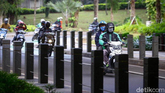 Pemprov DKI Jakarta mengizinkan ojek online kembali mengangkut penumpang. Meski demikian, para driver ojol mengaku masih sedikit waswas tertular Corona.