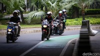 Ibarat bertaruh dengan virus Corona, para driver pun mau tak mau harus berani melaksanakan normal yang baru.
