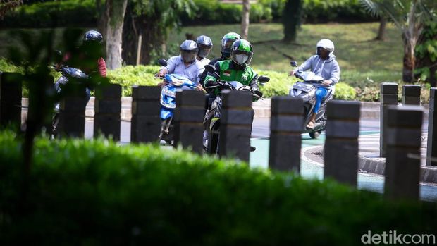 Pemprov DKI Jakarta mengizinkan ojek online kembali mengangkut penumpang. Meski demikian, para driver ojol mengaku masih sedikit waswas tertular Corona.