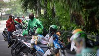 Para driver Ojol mangkal di tepi jalan.