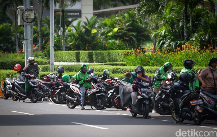 Pemprov DKI Jakarta mengizinkan ojek online kembali mengangkut penumpang. Meski demikian, para driver ojol mengaku masih sedikit waswas tertular Corona.