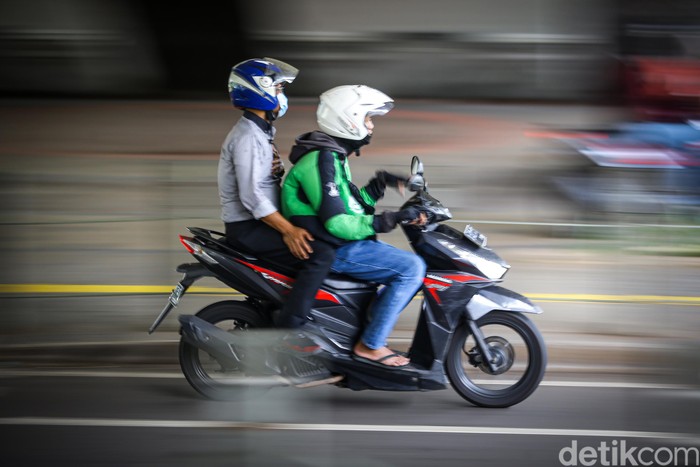 Pemprov DKI Jakarta mengizinkan ojek online kembali mengangkut penumpang. Meski demikian, para driver ojol mengaku masih sedikit waswas tertular Corona.