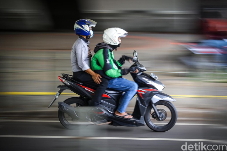 Asyik, Ojol Sudah Boleh Bawa Penumpang Pemprov DKI Jakarta mengizinkan ojek online kembali mengangkut penumpang. Meski demikian, para driver ojol mengaku masih sedikit waswas tertular Corona.